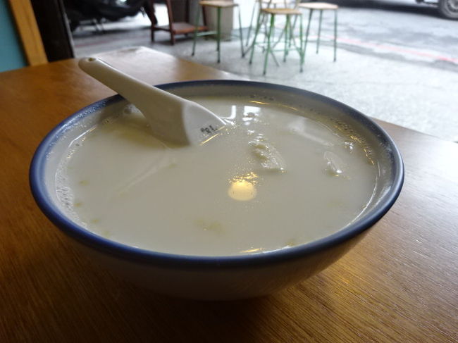 やさしい甘みとホッとする温かさに癒されます。あぁ美味しい。<br />こちらのお店、日本の台湾特集雑誌では「杏仁雪花氷」が紹介される事が多いですがオススメは温かい杏仁です。私の場合、真夏でも温かい杏仁をいただくことがあります。