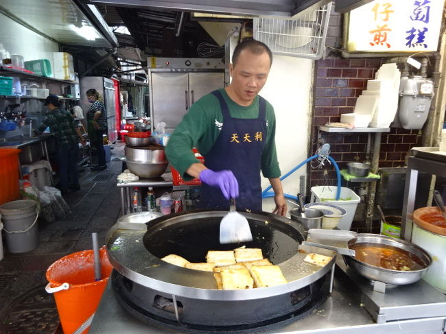 お店の入口で店員さんが忙しそうに焼いてました。かきオムレツもこちらの鉄板でバンバン焼いてましたよ。<br />「写真とりなよ」みたいなジェスチャーをしてくれたので、ありがたく撮影させていただきました。