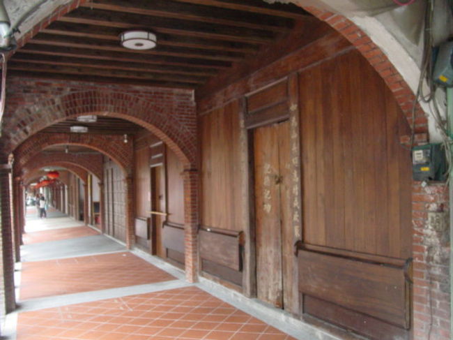 こちらは雑誌で紹介されるアーケードに出ました。迪化街には北門駅を使うことが多かったので、偶然に出会えてうれしい。写真の撮りがいがあると言いますか、イマドキの言葉で表現すると「インスタ映えがハンパない」でしょうか。