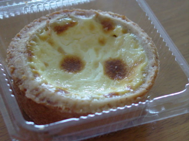 行天宮駅の地下改札を出たところにあるパン屋さんで、エッグタルト持ち帰りました。<br />これは店頭にある時に買わないとすぐになくなる商品です。香港マカオで食べたエッグタルトを懐かしく思い購入しましたが、１つでも満足できる大きさ、お味もなかなかの美味さでした。