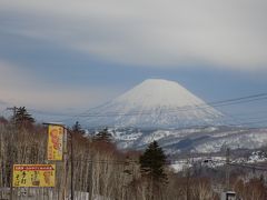 中山峠にある道の駅『望羊中山』で休憩。

羊蹄山がきれいに見えました。
富士山みたいなきれいなフォルムです。

すぐそばにスキー場があり、この時期はまだたくさんの人が楽しんでいました。