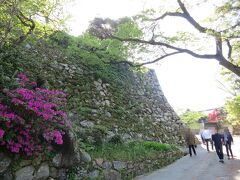 松阪城にやってきました！駐車場もお城の入場料も無料だし、ＧＷなのに全然混雑していなくて、いい感じ♪
天守はもう残っていないので、お城というよりは、城跡。
立派な石垣が見どころです。