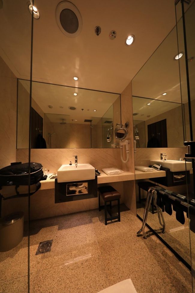 搭乗前にシャワーを借ります（22時頃）。ガラガラですな。ちなみにこの時点でFirstラウンジには日本人4，5人しかいませんでした。