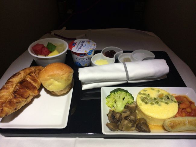 少し寝て朝食。あと２時間で着くとか。あっという間ですな。