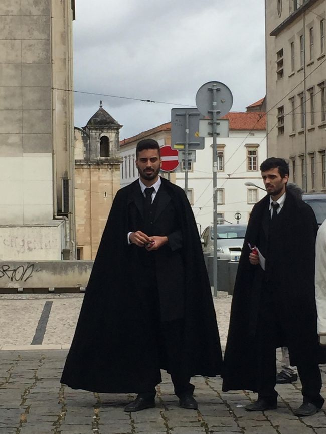 コインブラ大学生のトレードマークであるマント姿の学生さん？本物かなぁ？観光用の偽物もいるとか。何かのチケット売ってました。