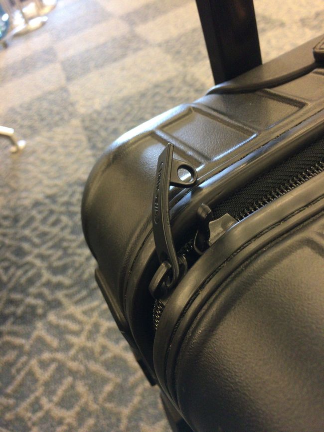 荷物を受け取ったらチェックが破損していました。