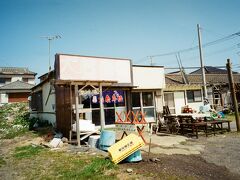 うち捨てられた漁具倉庫です。ではなく、こちらは外川でも有名な食堂。入るのにちょっと勇気いる店構え。なかに入ったら座敷で昼寝している人がいた。気持ちよさそう。