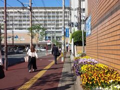 正面は南福岡駅
では、軽自動車で巡る九州の旅２日目です。
ホテルは８時にチェックアウト
都市高速：大野城出入口から入って、大牟田ＩＣ⇒鳥栖ＪＣＴ⇒九重ＩＣと経由して「やまなみ牧場」を目指します。
その前に給油
今回はリッター18.7㎞