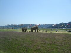 伊予岩城駅前で。
藁で作った親子のマンモスです。
へ～。すっげぇぇぇ。

というわけでして。
2/5はここまでです。ご覧くださり、ありがとうございました。