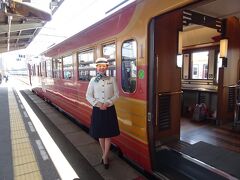 松山駅に着いたら。
何やらがやがやしています。
特別な列車の運行の始まり始まりなの?

それはともかく、お姉さまにおねだりして一枚撮らせて頂きました。
胸きゅんです。