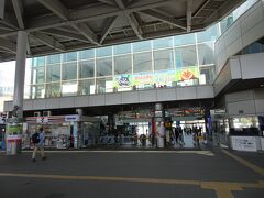 松山から徳島まで四国フリー切符を活用して特急を乗り継いで。
一本で行く特急がないんですね。
この写真は途中の高松駅です。