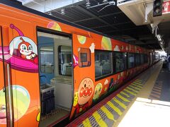 岡山駅で見かけたアンパンマン列車。
す・ステキ。
童心に返ってワクワクしました。
