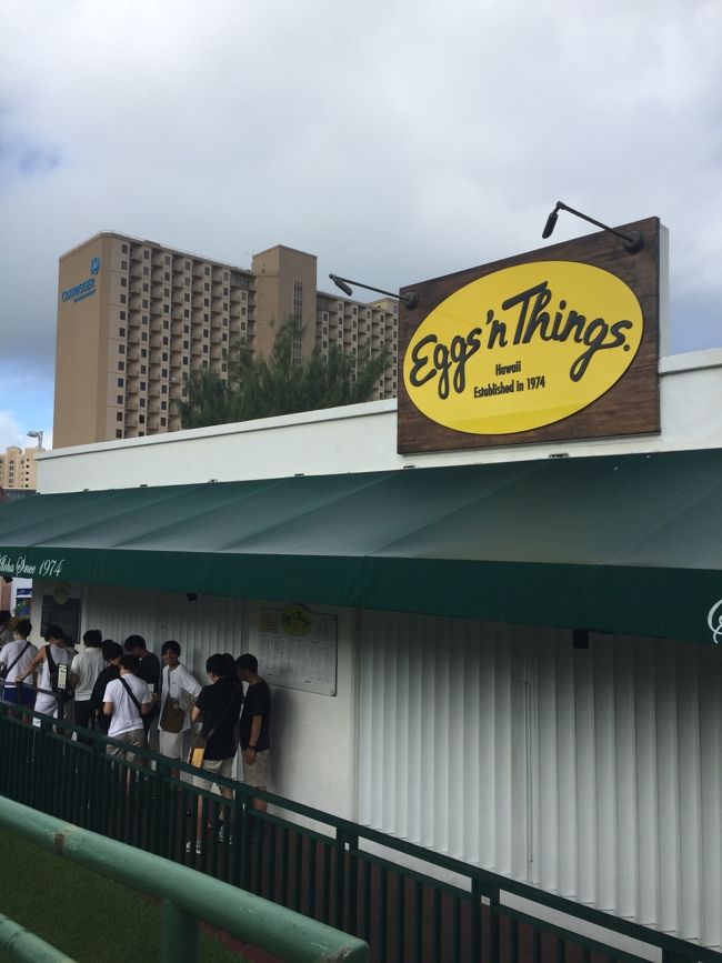 朝食はホテルから歩いてすぐのエッグスン・シングスへ。<br />5分ぐらい待って入店。