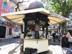 カルモ教会見学も終わり、外に出ると強い日差しの中、
わっ、ビールが美味しそう～！
戸外で飲むのって、３倍くらい美味しいですよね～！

心を残して、次の場所へ＿・・・！