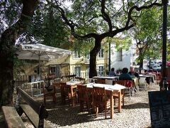 目的地のサン・ジョルジェ城をかなり通り過ぎてしまった辺りで、とりあえず下車。

降りた所には、先ほどの事件とは真逆の、こんなのどかな風景が・・・。
それにしても、あ～、まだ、心臓バクバクです。

落ち着いてからの反省点、
お財布を紐でバッグと結びつけておくのは、いかにもこれが大事なものだと教えていることになりますよね。
今後は、結びつけるのは、あくまでも「おとりのお財布」にした方が安全ということ、ですね！
