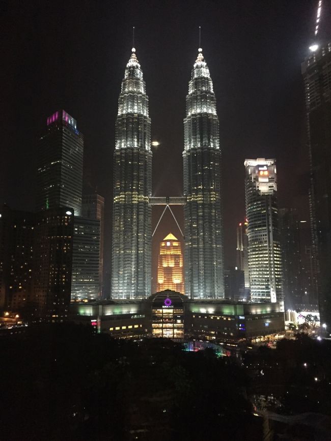 ツインタワーがよく見えると評判のトレーダースホテル。<br />シャングリラは食事が美味しいので今回もお世話になりました。クラブルームからの眺めは最高という記事どおり素敵でした。