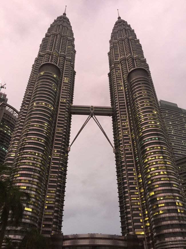 チェックインは32階のクラブルーム用カウンターへ直接。<br />朝食、ティータイム、カクテルタイムはクラブルームへ。ドレスコードがあるようでサンダルの人はわずかで、ビシッときめた欧米人が目立ちました。