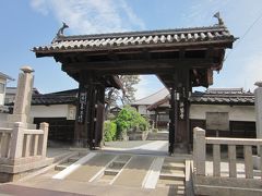 この立派な山門は浄土宗・法鷲寺～、

なんと「旧福知山城門跡」を移築したそうです。

立派な高麗門・本瓦葺きですね！。