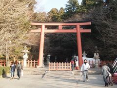 15：20　香取神宮　車のナビは神宮の山の裏側からのアプローチ。出たところが駐車場でした。
駐車場は無料、土産物屋の並ぶ参道を歩いて行くと、二の鳥居。
まだ初詣客相手の屋台が撤去されていません。