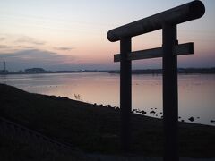 津宮浜鳥居　祭神の経津主大神は、ここから上陸したと伝えられます。往古、神社の表参道口です。
川は利根川ですが、利根川が銚子に流れるようになったのは江戸時代。香取神宮ができた頃は海だったのでしょう。

日が落ちてしまい夕焼けにシルエットの鳥居です。川沿いから国道に出る道がどれも狭くて難儀しました。

佐原市内のファミレスで夕食を取り、電車組の計らいで、圏央道・常磐道を経由し三郷中央駅で解散となりました。おかげで都心を通らずに帰ることができました。

今回は、期せずして、神社と鳥居を見るツアーになりました。