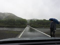 佐田の沈下橋

渋滞もありましたが四万十市に到着です。
やはり結構な雨が降っていますね。

７５歳の父がおりますので、横着して車で渡ります。
すみません…。
運転席から窓を覗くと川底が見えて結構怖いですよ。
実際は結構余裕があるんですがね。

