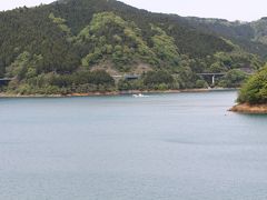 橋の上からは宮ヶ瀬湖が良く見えます

丁度ダムサイトを出た遊覧船が・・・