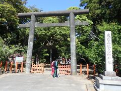 東国三社めぐりにもどります、息栖神社にやってきました。

こちらも人でにぎわっていました。