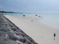 下地島空港に着きました♪

どこから集まったのかと思うほどの観光客。
水が引いて現れた白浜に降りて遊んでいます。