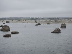 気分はどんより

佐和田の浜

大小様々な岩が面白いです。