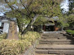 諏訪大社下社秋宮から車で1～2分の所に建つ慈雲寺入口。
見どころが多い、観光寺院のような寺です。