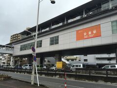 駅まで徒歩１分。
那覇バスターミナルのある旭橋駅まで安里駅からモノレールで。