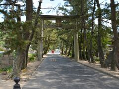 吉備津神社の参道

杉並木が神社まで続いてます