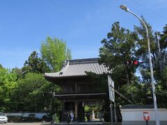 駅から徒歩で１０分ほどで
四国霊場１番札所　霊山寺（りょうぜんじ）に到着

右側に駐車場と納経所、お遍路商品が売ってる建物があります。