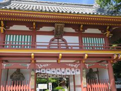 歩いて２０分くらいで次のお寺、極楽寺に到着。
山門。
