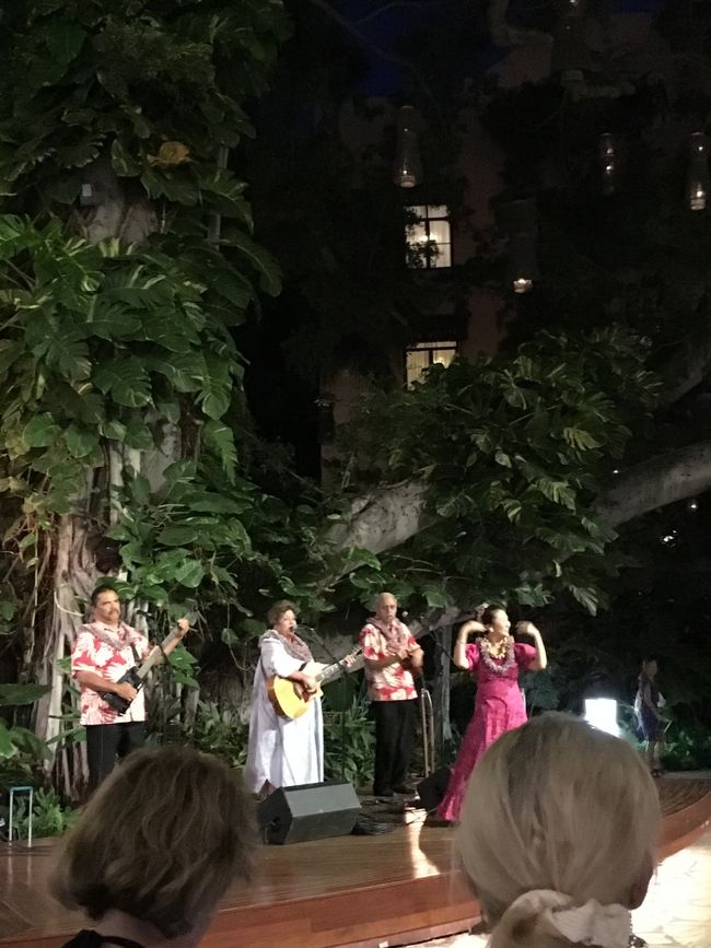 ロイヤルハワイアンセンターではフラのショーをやってました。