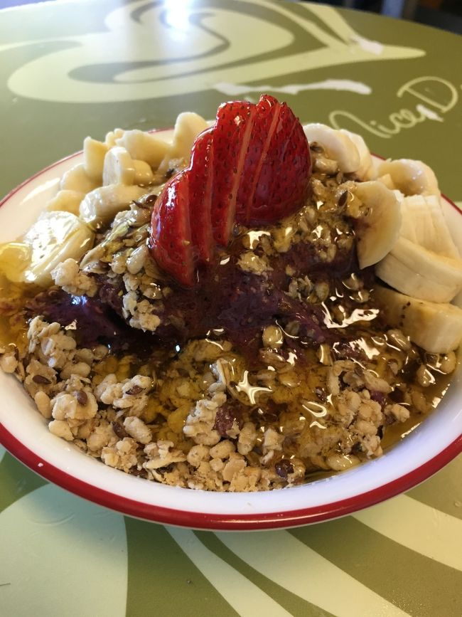 アサイーボウルももちろん食べました。これはダイヤモンドヘッドの方。お店の名前忘れてしまったけど、パイオニアサルーンというランチボックスやさんの向かいにありました。