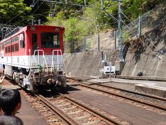 急勾配を下るため、長島ダム駅でアプト式機関車が連結。

長島ダム～アプトいちしろ間は日本の鉄道で一番の急勾配の区間で、日本でアプト式列車に乗ることができるのは、このあぷとラインだけだそう。

『アプト式機関車には「ラックホイールピニオン」という坂道専用の歯車が付いていて、線路の真ん中に敷設された「ラックレール」という歯形レールを噛み合わせて坂道を上り下りします。』（大井川鐡道の公式サイトより）