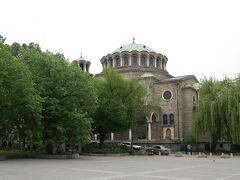聖ネデリャ教会。オスマンからの解放後に建てられた大きなブルガリア正教の教会で、20世紀前半に爆破され、再建されたそうです。
ソフィアの教会はほとんどが内部の撮影禁止です。
ブルガリア正教会ロシア正教会も、正面にパーティション状にイコンが並べられたイコノスタスがあり、その奥が至聖所となっています。イコノスタスの前には、いくつかの額縁に入ったイコンがあり、信者はそれに手や額を添えて祈り、キスをしてその場を離れます。額縁に花やコインを添えたりする人もいます。
椅子は柱に沿った一部にある場合もありますが、高齢者や立って礼拝できない人のためのものなのだそうです。