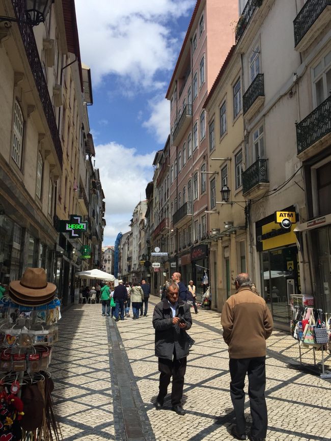 メイン通りのフェレイラ・ボルゲス通り。お土産屋さんやカフェが立ち並び、いつも観光客で賑わってます。