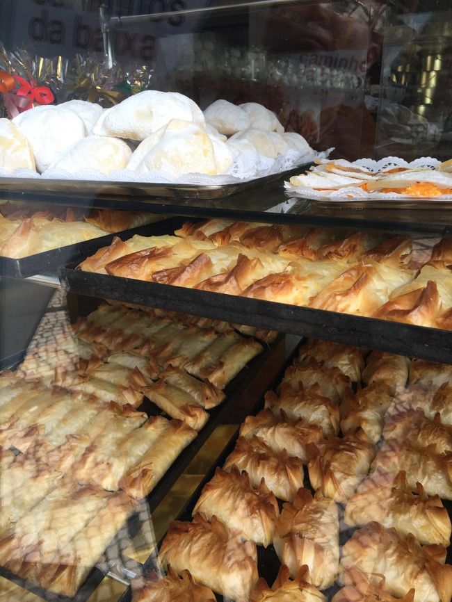 美味しそうなお菓子ですが、すごいボリューム。1番上の白いメレンゲ菓子は子供の頭程の大きさでした。