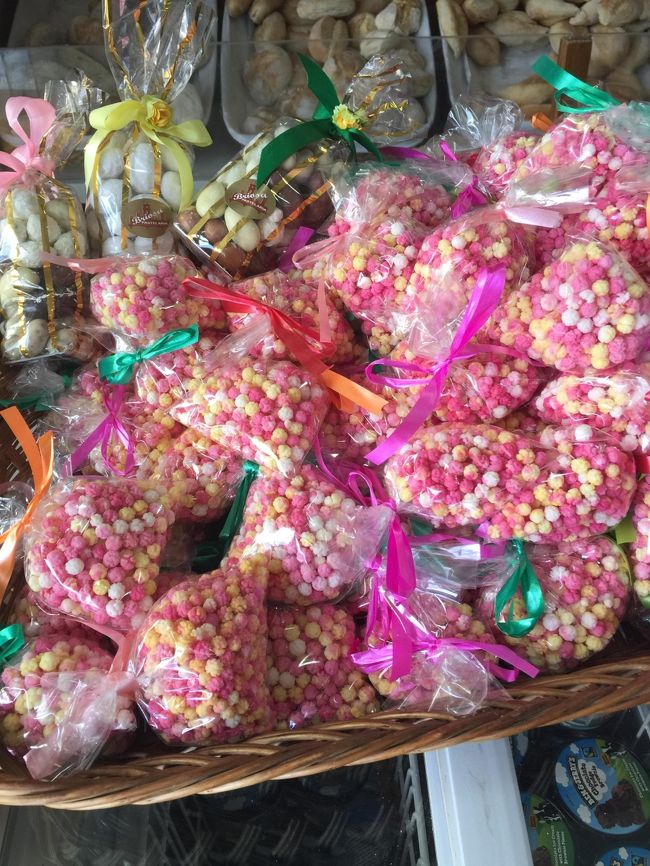 日本のツアー観光客がこぞって大量買いしていた金平糖みたいな砂糖菓子。なぜ？