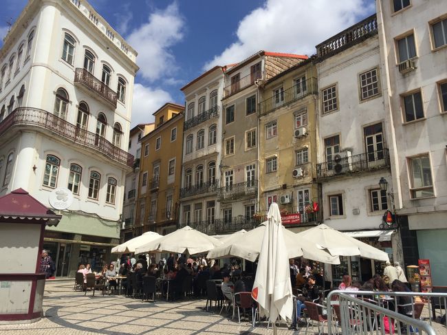 ポルタジェン広場。カフェなどが多く皆のんびり過ごしています。