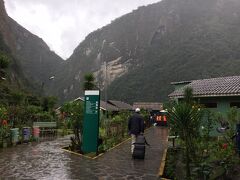 電車に揺られて1時間２０分。
マチュピチュ駅に到着。着いたタイミングは少し雨がぱらついていました。
生憎の天気ですが、ひとまずホテルへ向かいます。