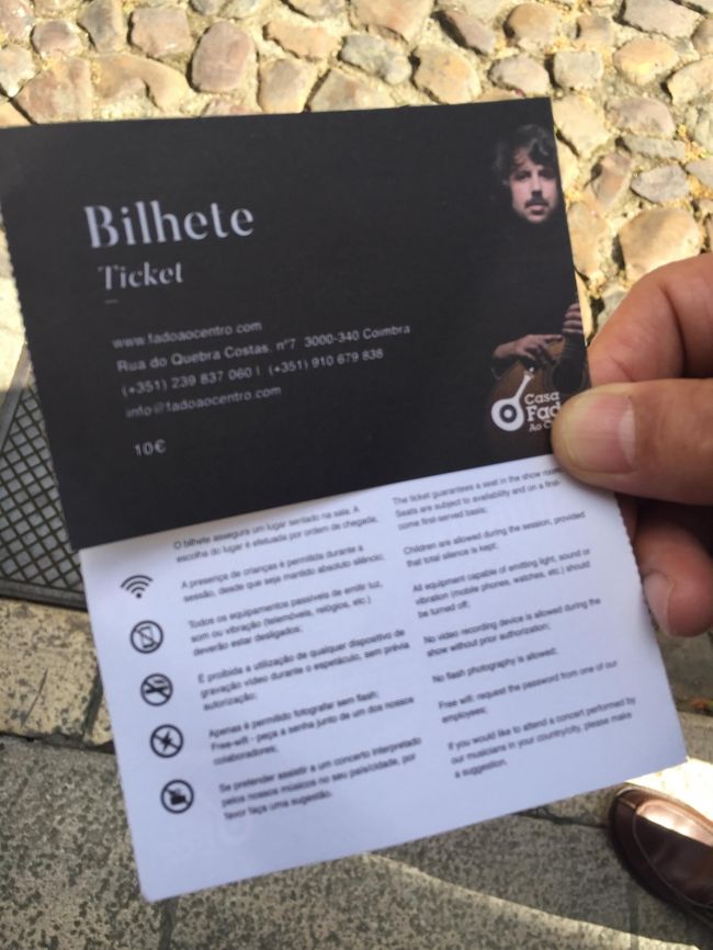 コインブラにはリスボンとは違ったファドがあります。<br />リスボン・ファドが主に女性の心情を歌うのに対し、コインブラ・ファドは男性の歌だそう。普通ファドは22時からだったり、食事込みだったりするのですが、偶然見つけたファドは18時からで、ポートワイン1杯付き10ユーロ。