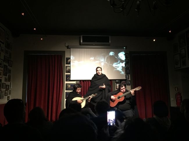 コインブラ・ファドはもともとは男子学生が愛する女性の為に歌ったのが始まり。<br />コインブラ・ファドの衣装は黒いマント。<br />