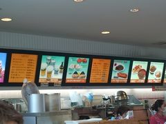 順調に那覇空港に到着。

石垣行のANA1767便まで、50分。

もう少し時間があれば、いったんゲートを出て、空港食堂に行くところですが、乗降客も多く、時間的に厳しかもしれないので、ここはスナックコートで済ますことに。

ANA FESTAと風月の2店ありますが、風月にしておきました。