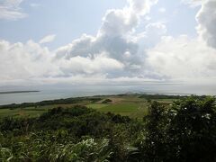 小浜島で一番高い大岳に上りました。
結構急な階段で、展望台までは15分くらいかかりました。
壮大な海の眺めを楽しみました。