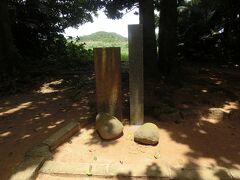 小浜島の御嶽、嘉保根御嶽まで足を延ばしました。
カンドゥラ石は雨乞いの際に用いたそうです。