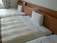 サトウキビ畑や、牧場などを見ながら、離島ターミナルにほど近い、ベッセルホテル石垣島へ。だいたい30分ぐらいでしょうか。途中、少し渋滞していました。

部屋は、簡易ベッドを1台追加した、トリプル。
中2、小5の娘と夫婦2人なので、子どもたちが2人で1つのベッドを使えば、まあ、なんとかなるかな、という広さ。