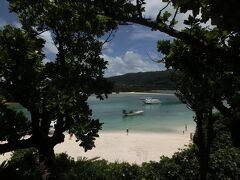 階段を上っていくと、きれいな海が見えてきました。